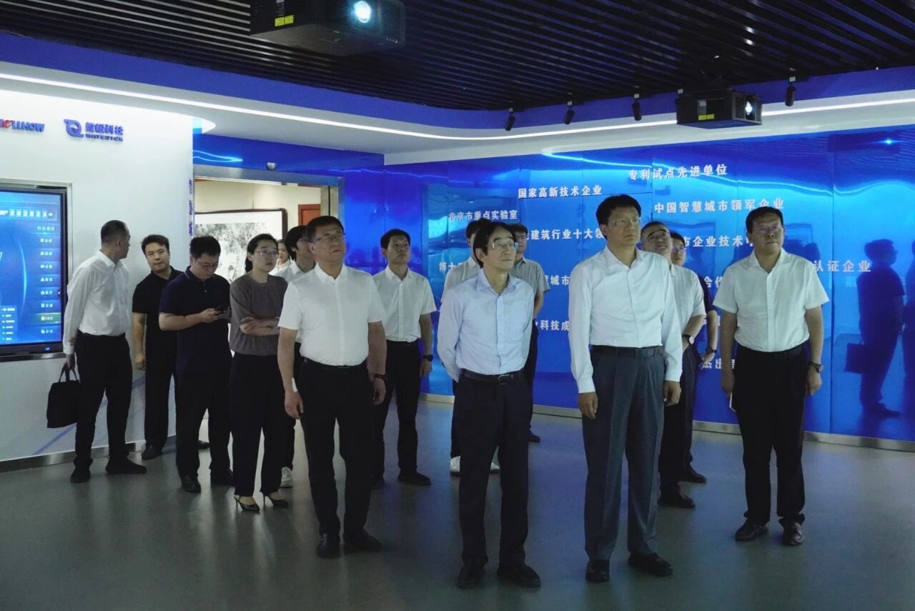 南昌市委副书记、市长高世文调研腾博会(中国)—以AI赋能韧性城市建设情况